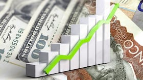 Economy chart: rising arrow, and cash bills of dollars and Colombian pesos (inflation, devaluation)
