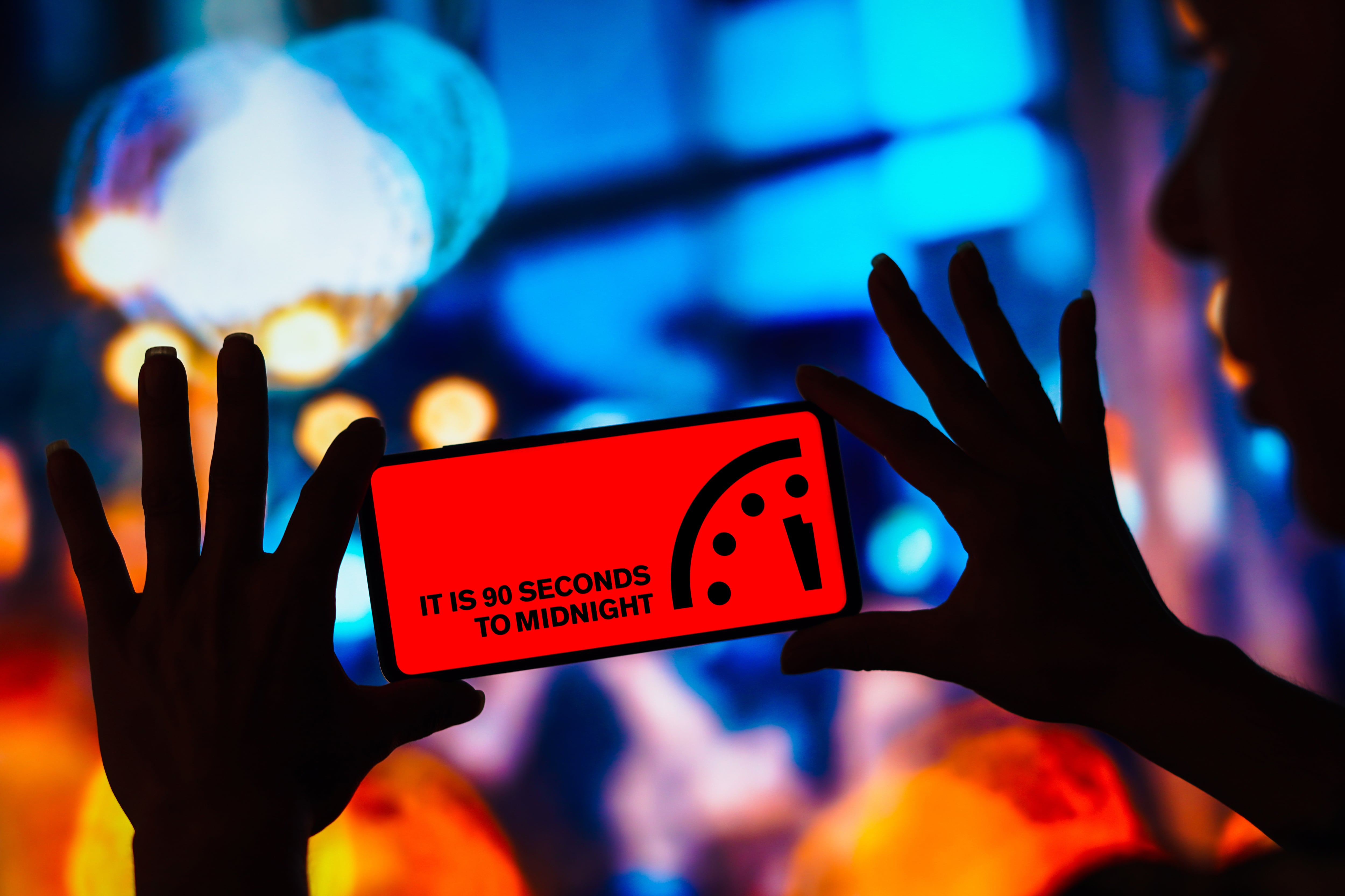 Este año, el reloj bate un récord al ubicarse a 90 segundos del fin de la humanidad.