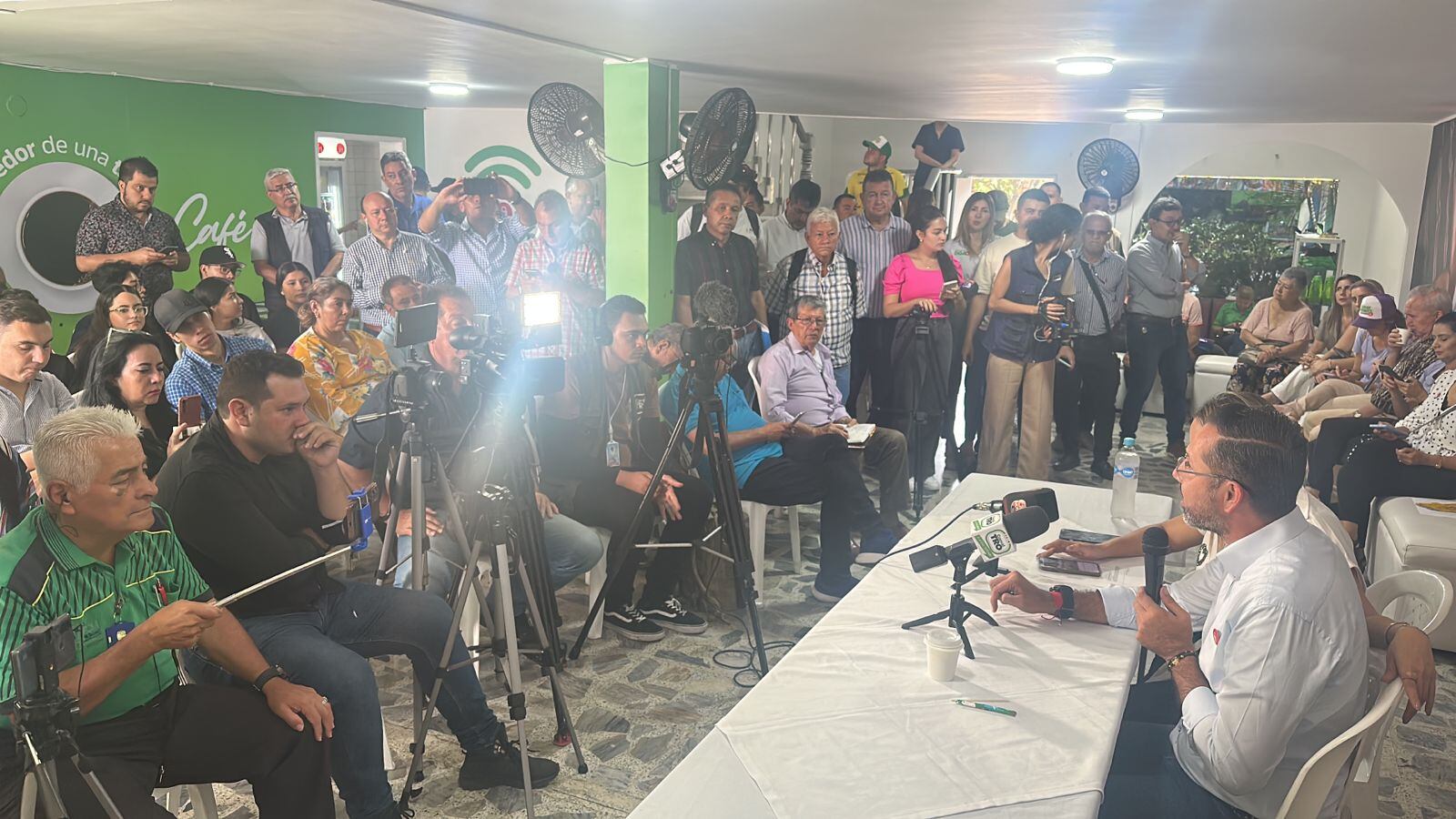 El candidato realizó una rueda de prensa frente a este noticia del CNE.