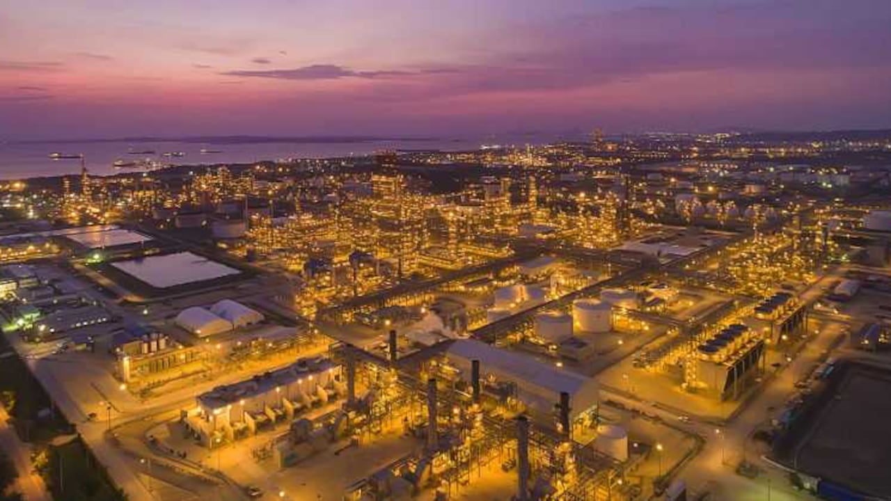 Desde microempresas hasta grandes compañías como Mexichem, Dow Química, Popilco o Abocol conforman la estructura de ese clúster, cuya historia se remonta a las primeras operaciones de la petrolera canadiense Andian National Corporation en la década de 1920.