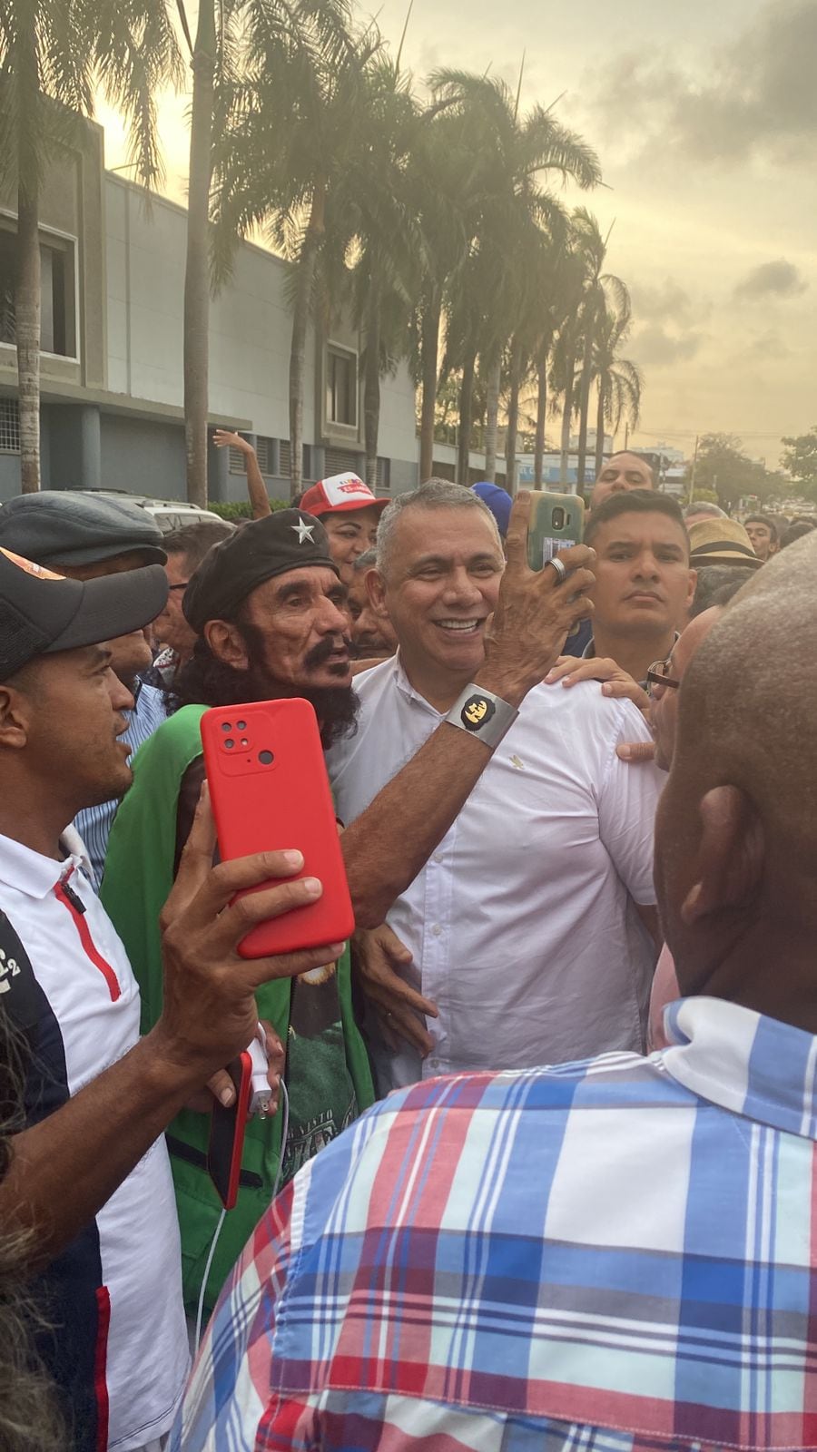 Máximo Noriega junto a polémico disfraz del Carnaval alusivo al 'Che Guevara'