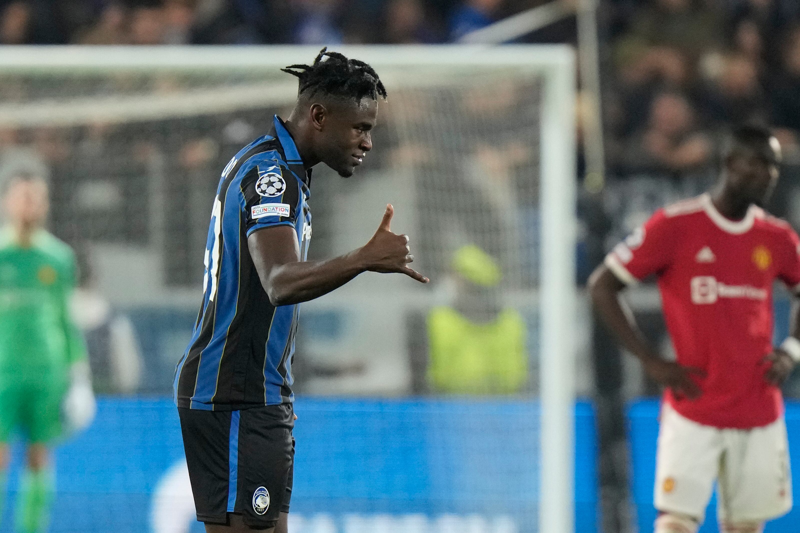 Duván Zapata celebra el segundo gol de Atalante ante Manchester United.
