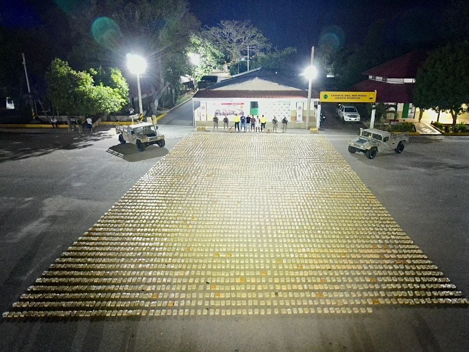 En el operativo también fueron incautadas algunas armas.