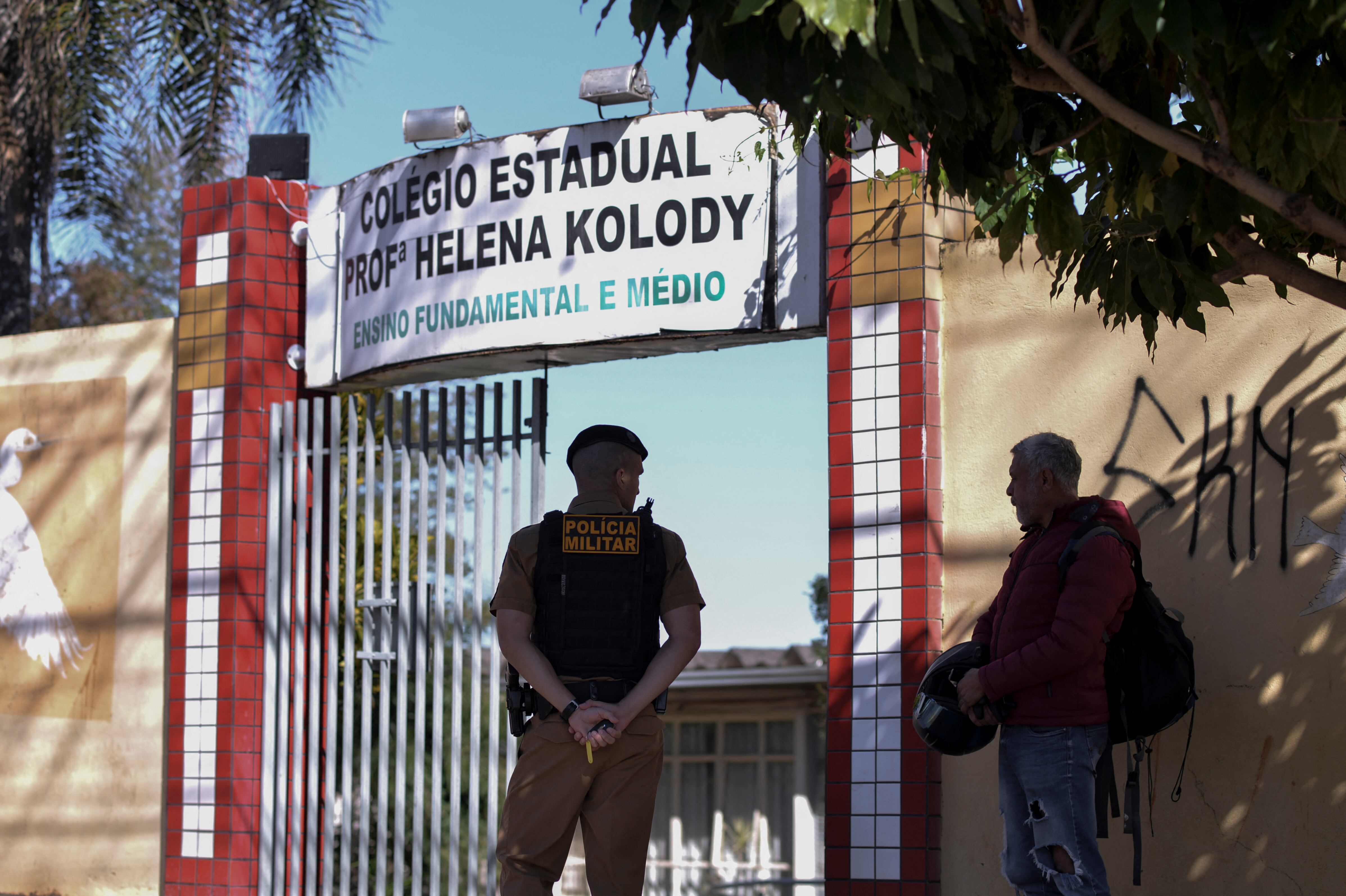 Oficiales de la Policía Militar montan guardia en los alrededores de la Escuela Estatal Professora Helena Kolody luego de un ataque armado en el municipio de Cambe en la ciudad de Londrina, estado de Paraná, Brasil, el 19 de junio de 2023.