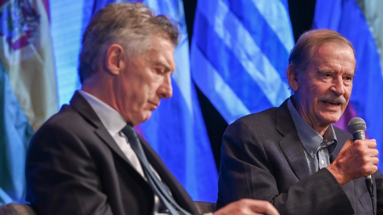 El expresidente de Argentina Mauricio Macri (I) en el VII Diálogo Presidencial que se llevó a cabo en Miami, Estados Unidos junto al expresidente mexicano Vicente Fox.