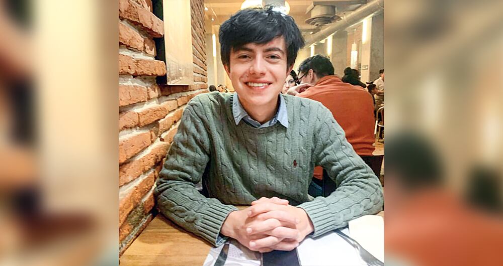     Sebastián Castellanos logró entrar a la Universidad de los Andes por sus buenos resultados académicos, con una beca del Icetex. En el centro académico habría sido matoneado, se fue quedando en sus estudios y la beca se transformó en una deuda impagable.
