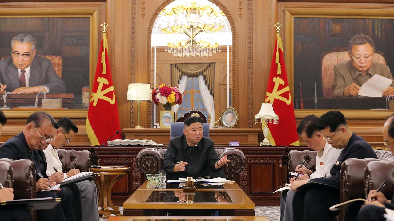 Aunque fue su tamaño lo que llamó la atención, Kim Jong Un apareció concretamente para hablar sobre los efectos de la pandemia en su país. Foto: AFP.