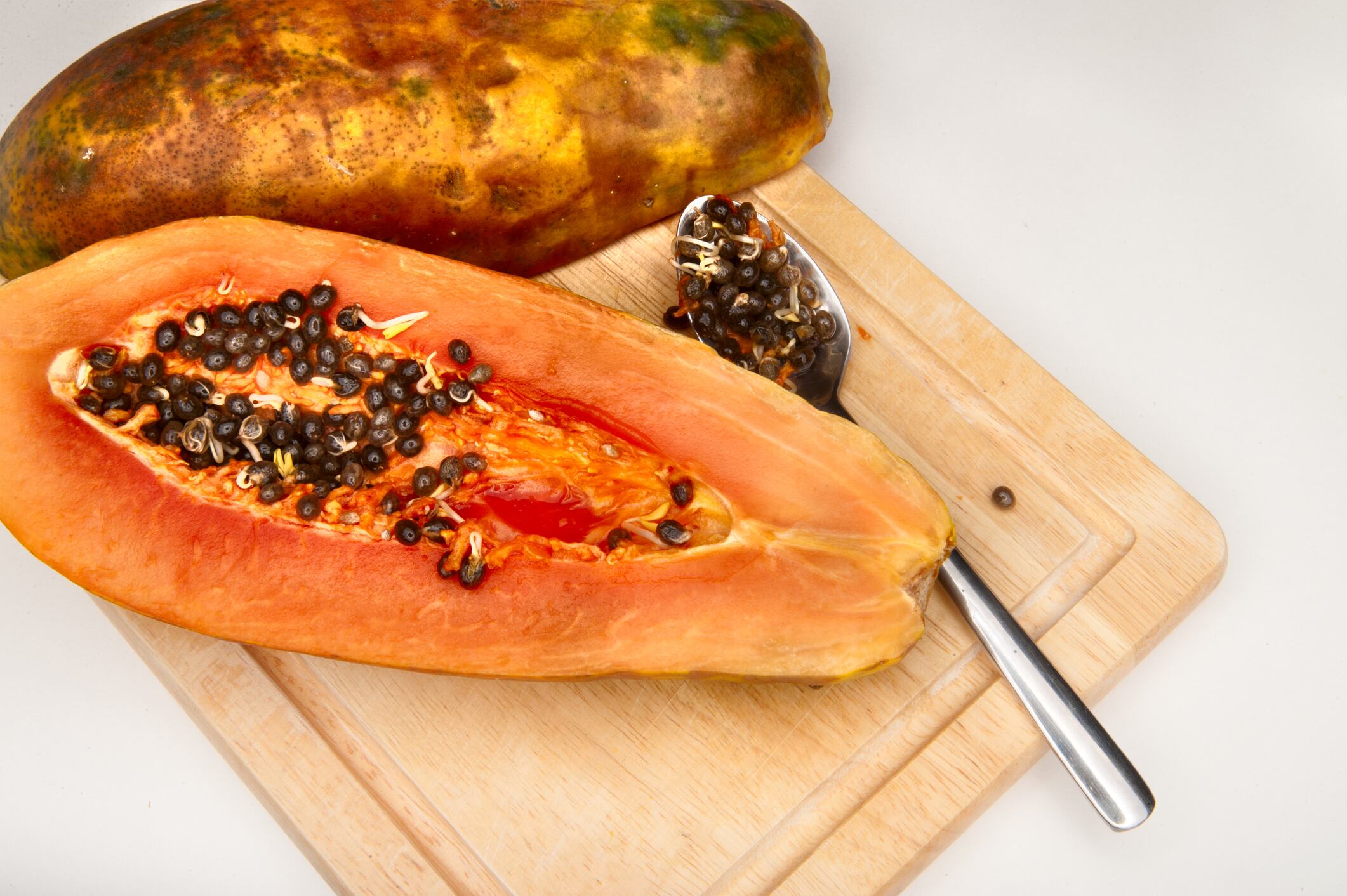 ¿Qué pasa si se come semillas de papaya enteras?