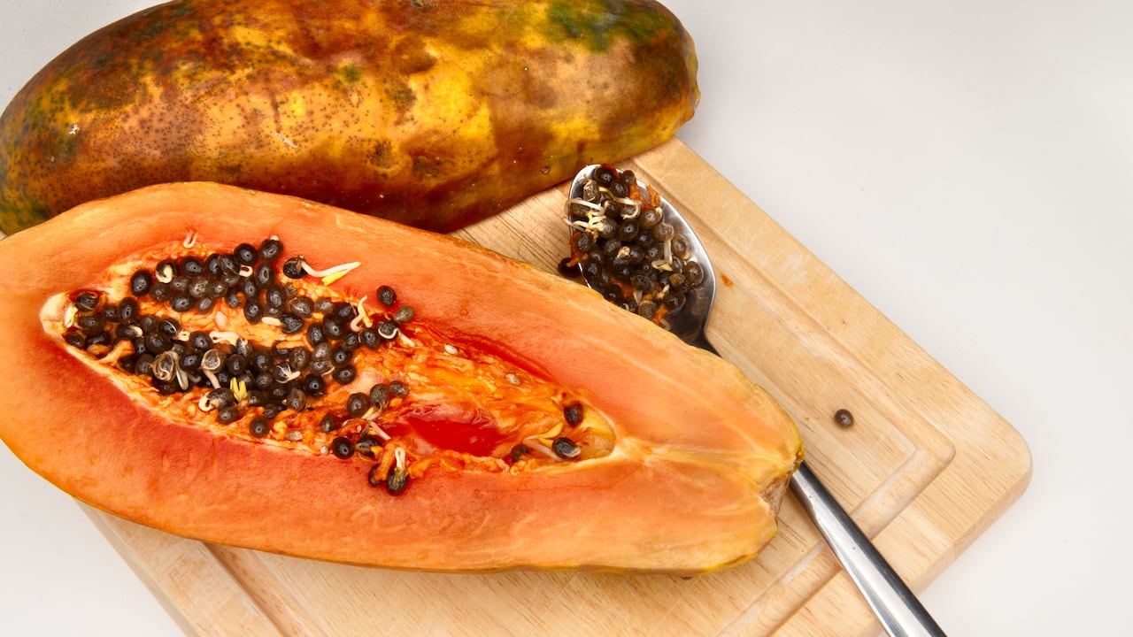 La papaya aporta fibra soluble e insoluble que contribuye a regular la absorción de azúcares.