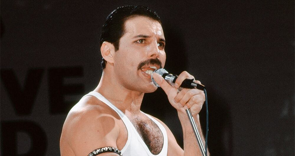 Freddie Mercury, conocido por haber sido el vocalista principal de la banda de rock Queen.