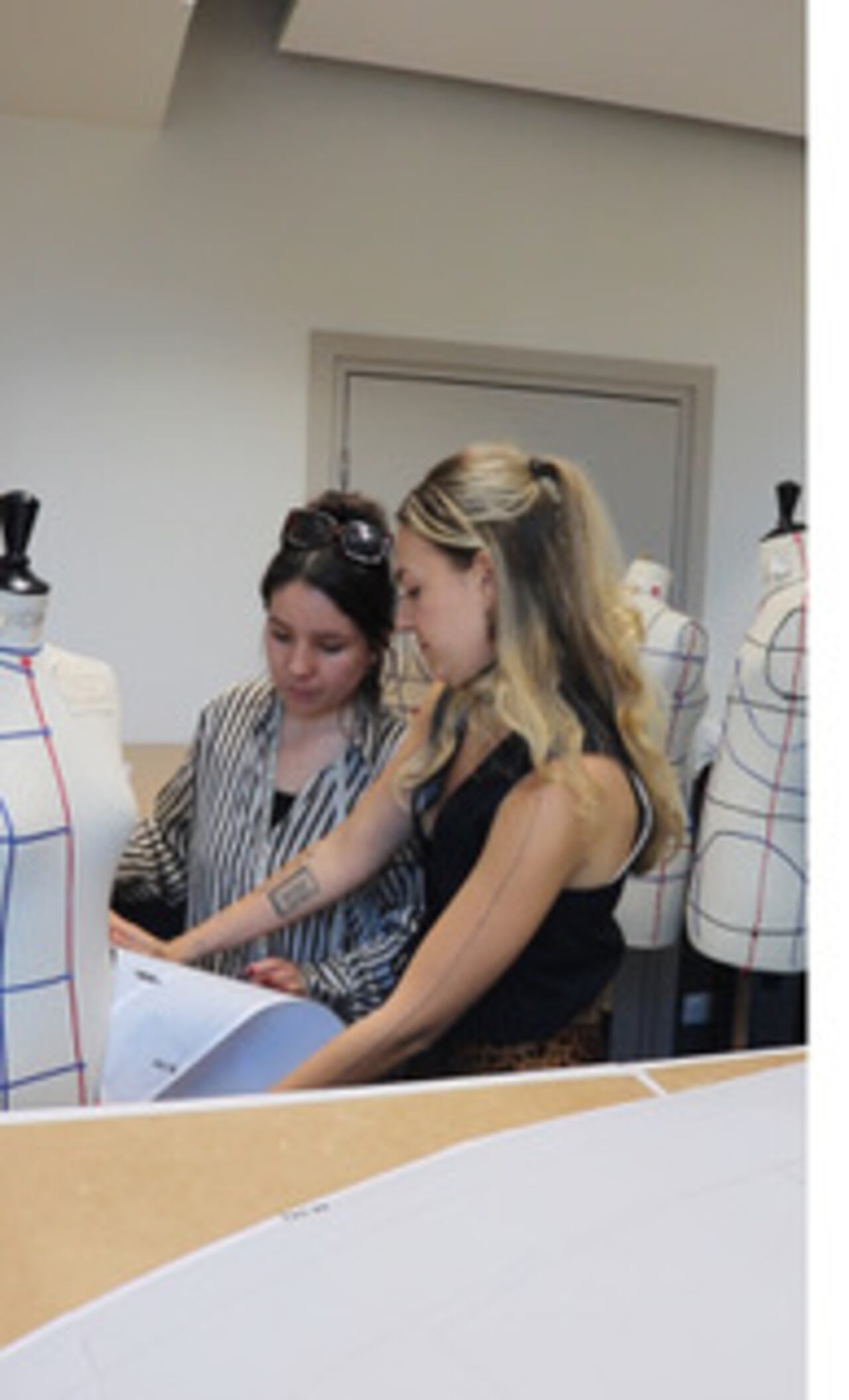 Cada estudiante eligió un movimiento artístico o concepto personal como punto de partida, desarrollando propuestas bajo directrices específicas marcadas por la estética estructurada y conceptual de Hakistorm.