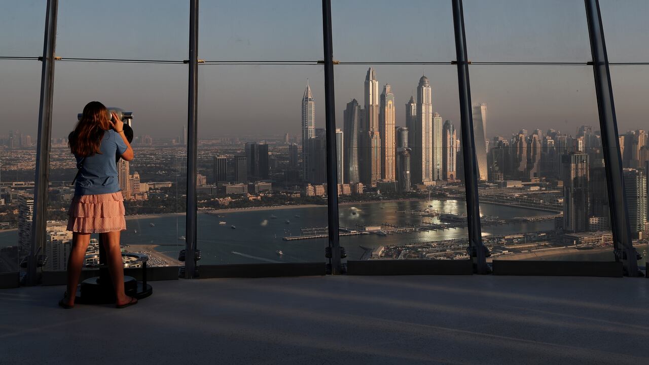 Una mujer observa la vista de las torres del distrito de Marina desde la plataforma de observación de "The View at The Palm Jumeirah" en Dubai, Emiratos Árabes Unidos. (AP Photo / Kamran Jebreili)