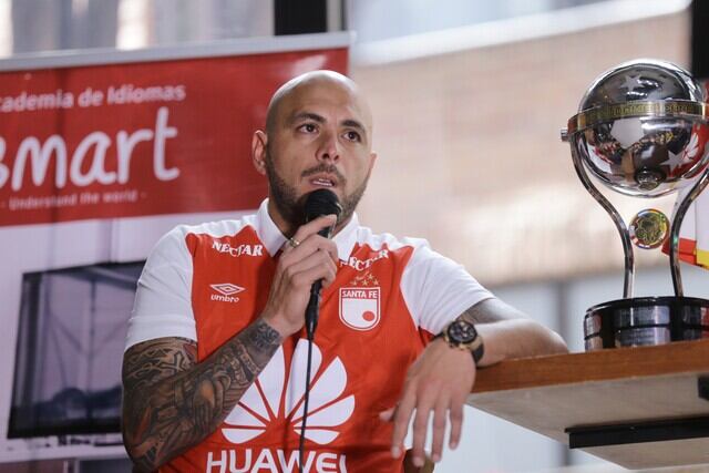 Omar Pérez con la Copa Sudamericana que ganó con Independiente Santa Fe en 2015.