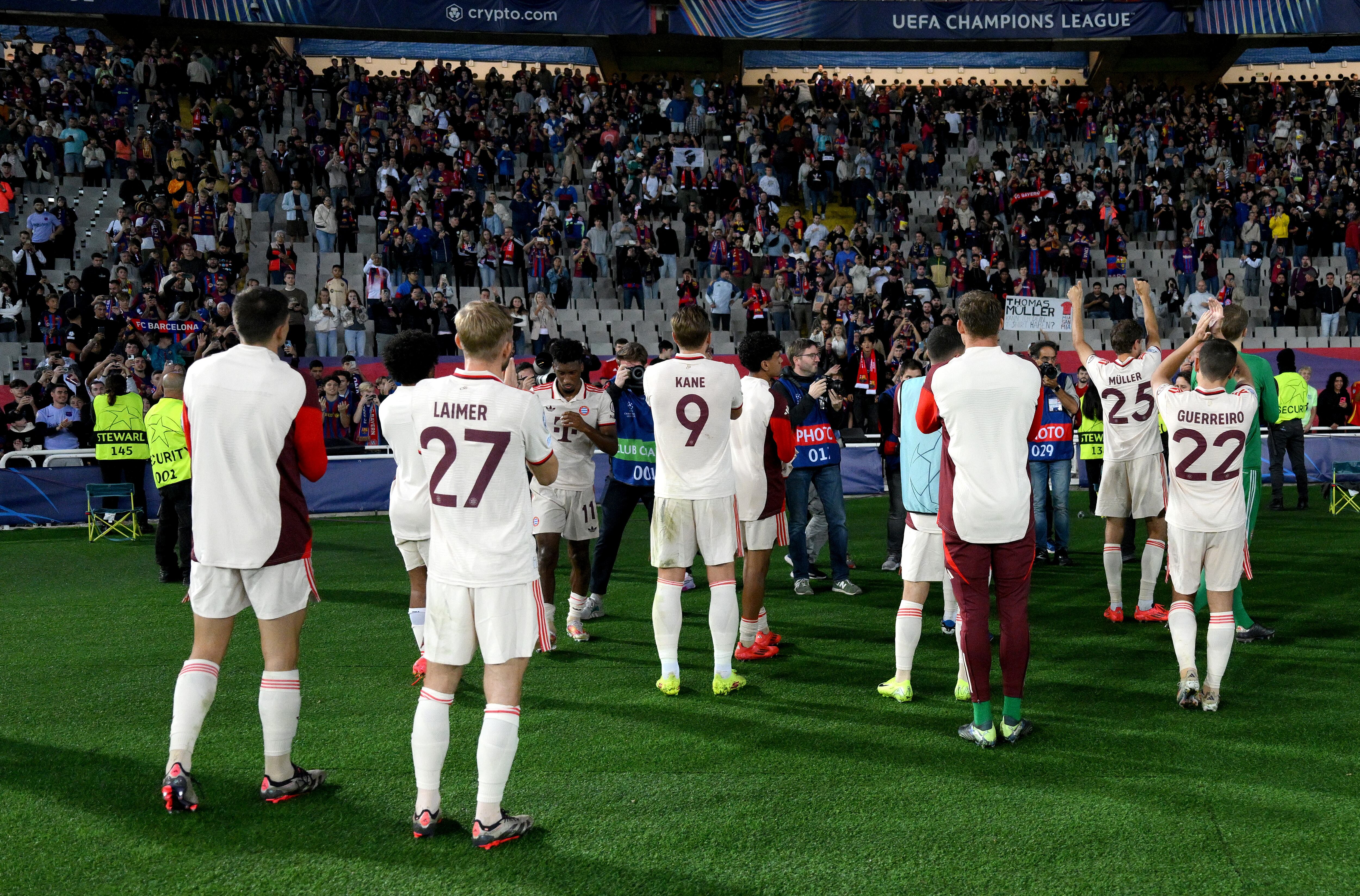 Los jugadores del Bayern de Múnich aplauden a los aficionados tras la derrota del equipo en el partido de la Fase MD3 de la Liga de Campeones de la UEFA 2024/25 entre el FC Barcelona y el FC Bayern Munchen en el Estadi Olímpic Lluis Companys el 23 de octubre de 2024 en Barcelona, España.