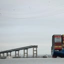 El carguero Dali se encuentra en el agua después de chocar y colapsar con el puente Francis Scott Key el 26 de marzo de 2024 en Baltimore, Maryland. El accidente ha cerrado temporalmente el puerto de Baltimore, uno de los más grandes y concurridos de la costa este de Estados Unidos (Foto de Kevin Dietsch / GETTY IMAGES NORTEAMÉRICA / Getty Images vía AFP)