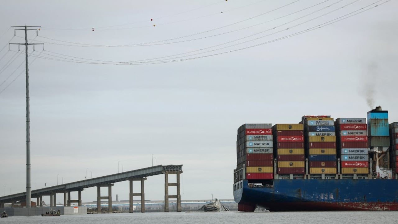 El carguero Dali se encuentra en el agua después de chocar y colapsar con el puente Francis Scott Key el 26 de marzo de 2024 en Baltimore, Maryland. El accidente ha cerrado temporalmente el puerto de Baltimore, uno de los más grandes y concurridos de la costa este de Estados Unidos (Foto de Kevin Dietsch / GETTY IMAGES NORTEAMÉRICA / Getty Images vía AFP)