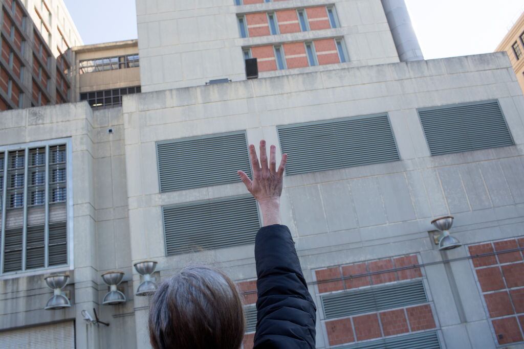 Una mujer, que junto a un puñado de activistas por los derechos penitenciarios y familiares de los encarcelados, protestaron frente al Centro de Detención Metropolitano, el 4 de febrero de 2019, en el vecindario de Sunset Park en el distrito de Brooklyn de la ciudad de Nueva York. La prisión federal se quedó sin electricidad y calefacción durante al menos una semana durante un vórtice polar. Según los funcionarios penitenciarios, posteriormente fue restablecido el suministro eléctrico. (Foto de Andrew Lichtenstein/Corbis vía Getty Images)