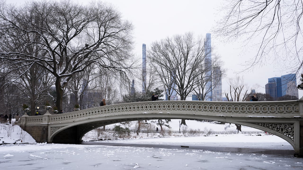 Las bajas temperaturas llega a congelar el agua dulce de las ciudades.