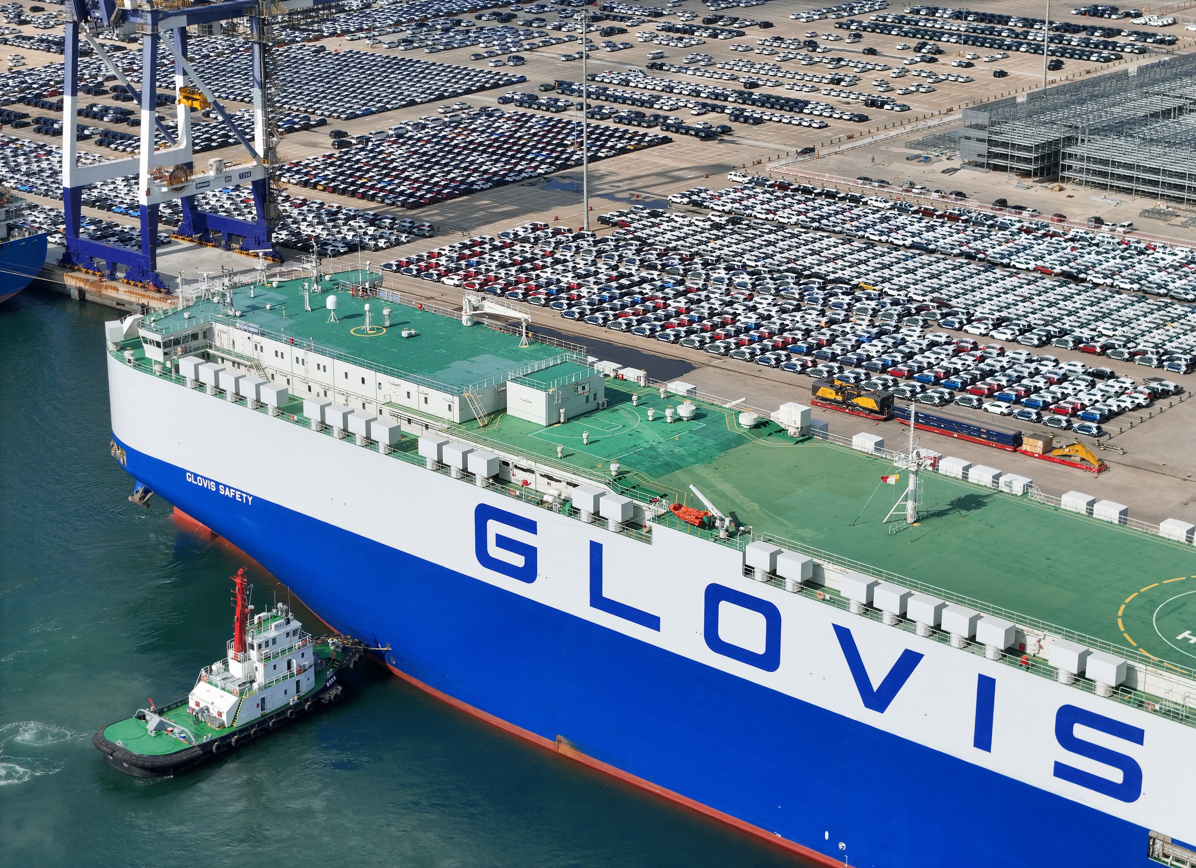 Un gran número de vehículos de mercancías de exportación se reúnen en el puerto para prepararse para el envío, 7 de agosto de 2023, ciudad de Yantai, provincia de Shandong, China.