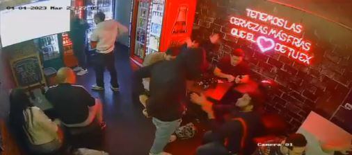 El de buso negro y que está de pie es uno de los ladrones.