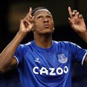 El defensor colombiano del Everton, Yerry Mina (R), celebra su segundo gol durante el partido de fútbol de la Premier League inglesa entre Everton y Arsenal en Goodison Park en Liverpool, noroeste de Inglaterra, el 19 de diciembre de 2020 (Foto de Clive Brunskill / POOL / AFP)