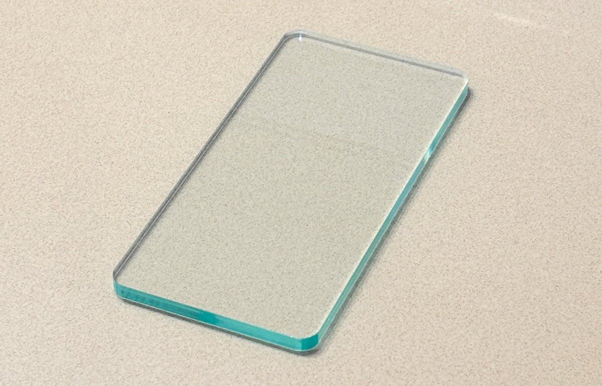 El objeto que parecía un teléfono del futuro es en realidad el “metaphone”, una creación artesanal con fines reflexivos.