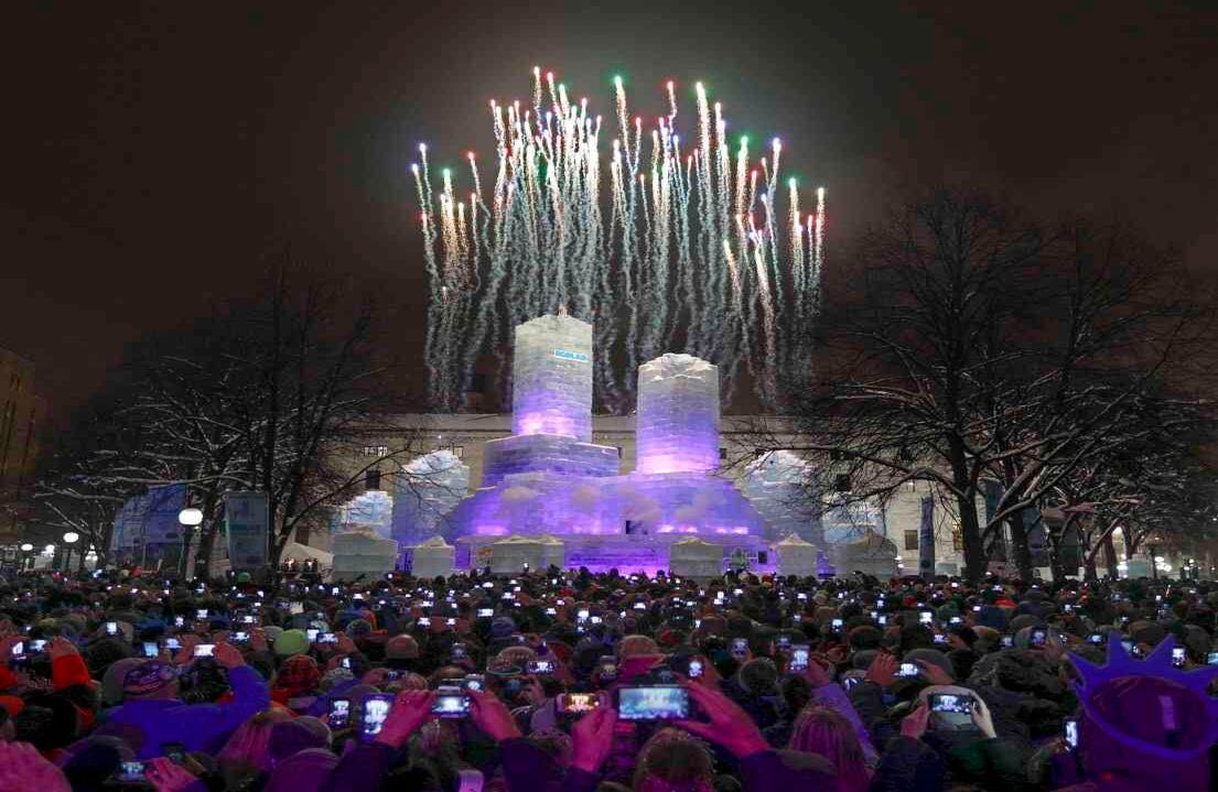 Estados Unidos Carnaval de invierno Empezó oficialmente la celebración de invierno en Minnesota con la iluminación de este palacio de hielo. AP/ Brian Peterson