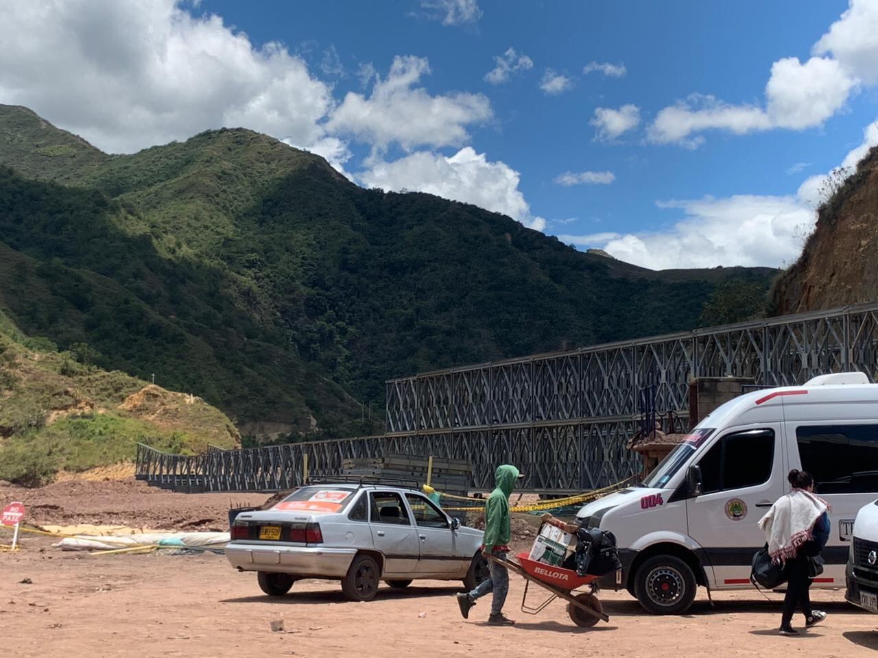 Se están instalando los geocontenedores del segundo puente.