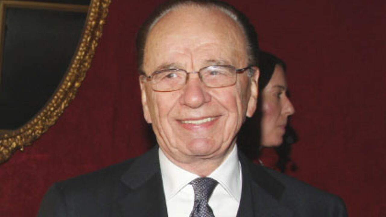 En la biografía Murdoch es descrito como un hombre intrigante, adicto al trabajo, arcaico y sin carisma. El autor cuenta que ya no oye bien, pero que nadie se atreve a decírselo