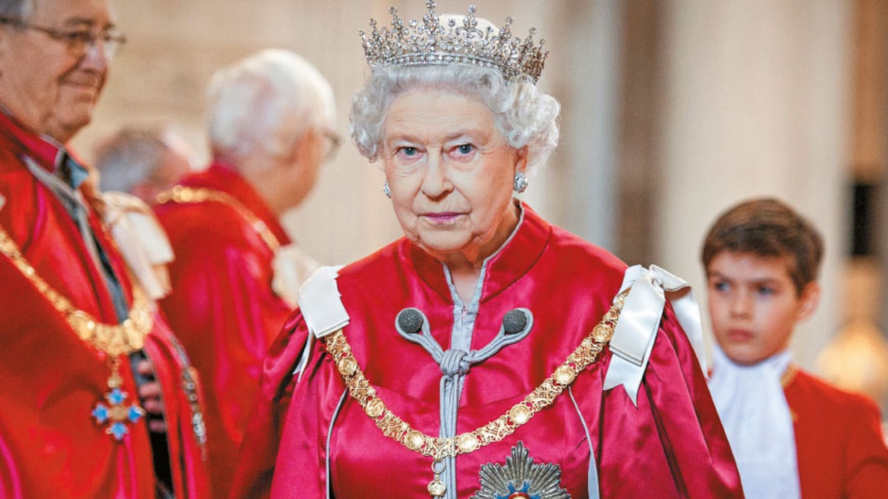Isabel, de 94 años, ostenta el récord del
reinado más largo en la historia de Gran
Bretaña. Cuando muera, su secretario
privado se lo comunicará al primer
ministro, quien pondrá en marcha la
Operación Puente de Londres.