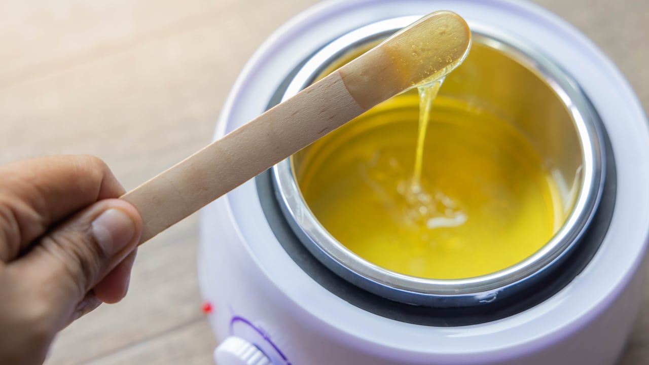 El truco para preparar cera para depilar casera.