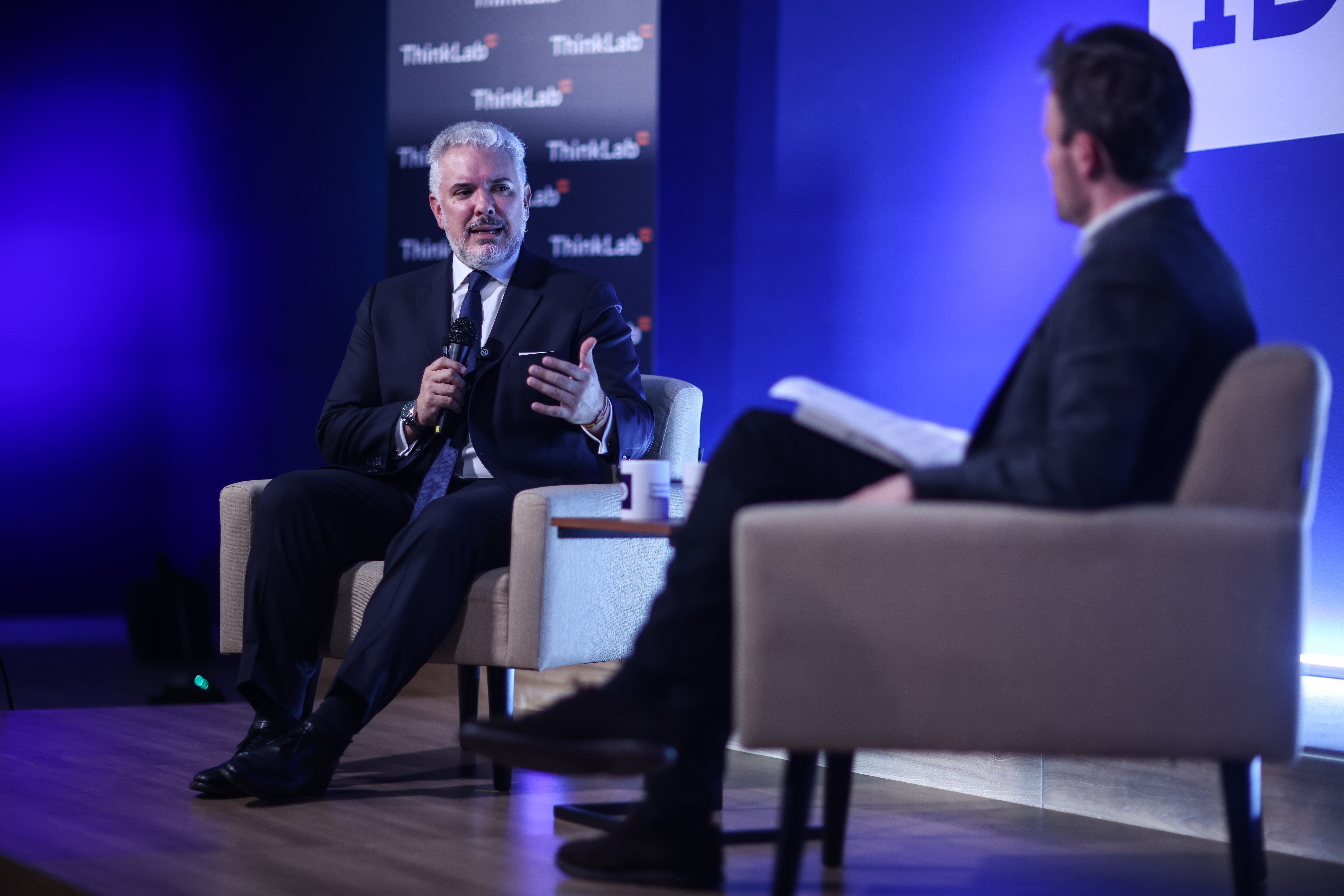 Bogotá. Julio 02 de 2025. El expresidente de Colombia , Iván Duque, presentó su más reciente libro,  Fuerza y verdad: conversaciones en Oxford sobre el futuro del humanismo, en un conversatorio que se realizó en la Fundación Innovación para el Desarrollo.