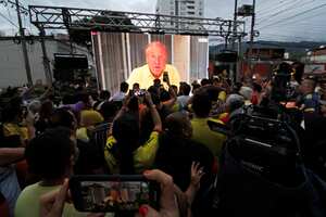 Supporters of Colombian presidential candidate for the 'Anti-corruption Leaders league' Rodolfo Hernandez celebrate in Bucaramanga, Colombia, on May 29, 2022, after the results of the presidential elections. - Colombian voters gave a leftist ex-guerrilla a historic lead Sunday in the country's first round of presidential elections that will culminate in a runoff in June. With more than 97 percent of votes counted, preliminary results showed 62-year-old Gustavo Petro, a former Bogota mayor, leading with 40.3 percent to 28 percent for Rodolfo Hernandez, a 77-year-old populist outsider in surprise second place. (Photo by Schneyder MENDOZA / AFP)