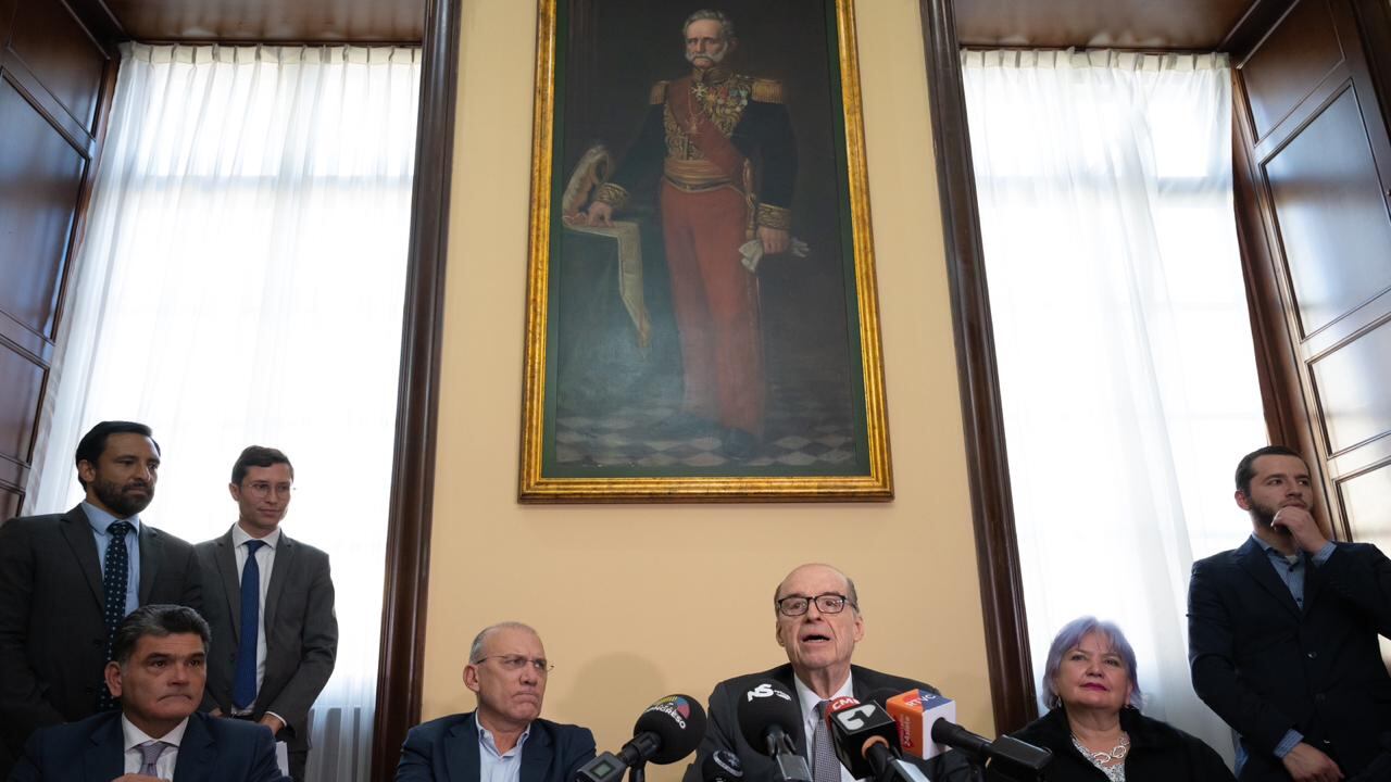 El canciller Álvaro Leyva radico en el Senado el proyecto de ley.