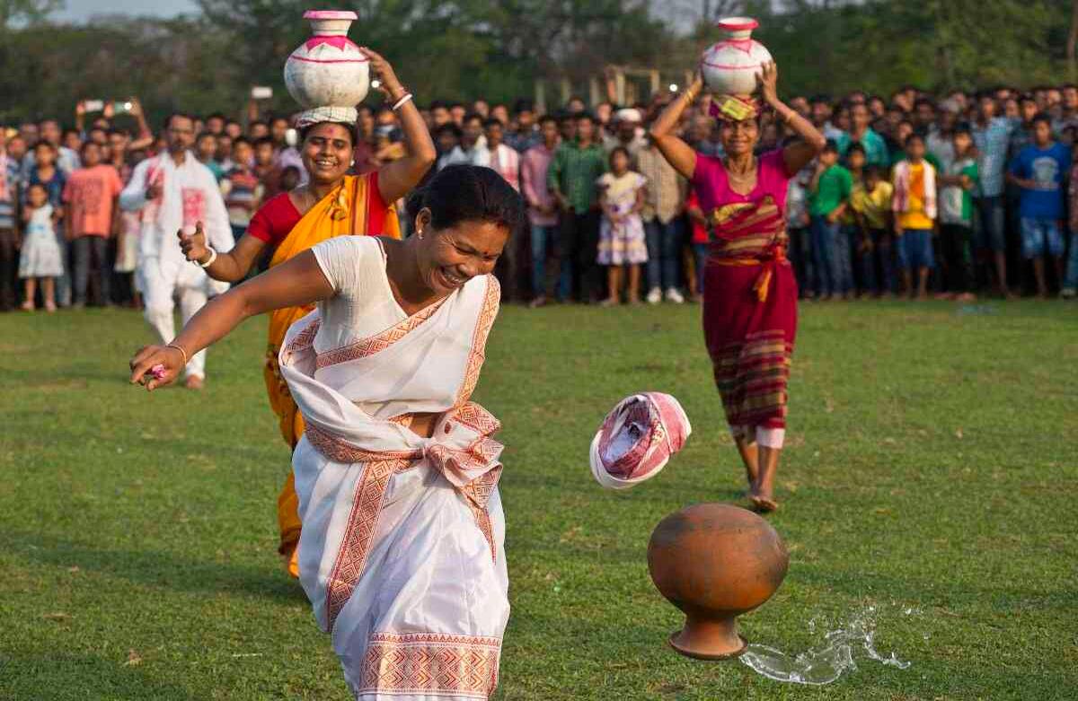 Una mujer tribal india reacciona después de que una olla de barro llena de agua se cae de su cabeza durante el Suwori Tribal festival en Boko, a unos 70 kilómetros al oeste de Gauhati, India, jueves, 20 de abril de 2017. (AP Photo / Anupam Nath)  