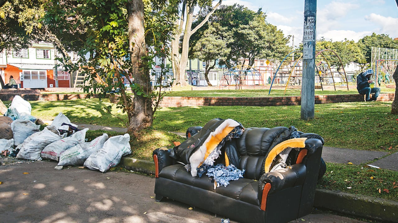 SEMANA recorrió varios parques de Bogotá. Aunque están podados, los juegos infantiles están deteriorados, la basura y las llantas viejas se acumulan. En la noche, los vecinos los evitan por la mala iluminación.