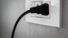 Mantener electrodomésticos conectados y sin uso hacen que se gaste energía y se impacta el medio ambiente.