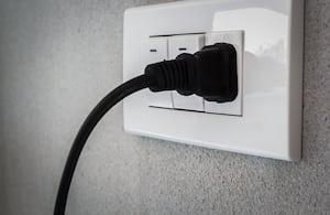 Mantener electrodomésticos conectados y sin uso hacen que se gaste energía y se impacta el medio ambiente.