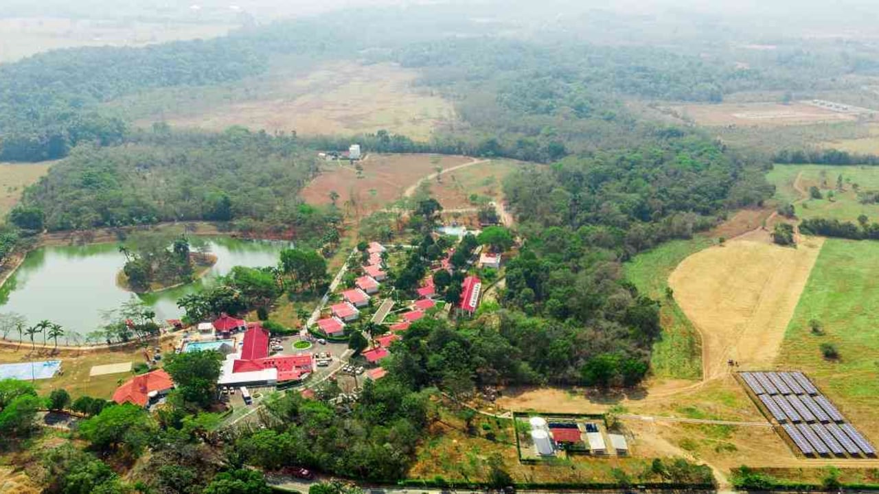 El hotel Alcaraván tiene una generación de 180 kilovatios de energía solar. Su operación demanda 172. Foto: Diego Mozo/Colsubsidio.