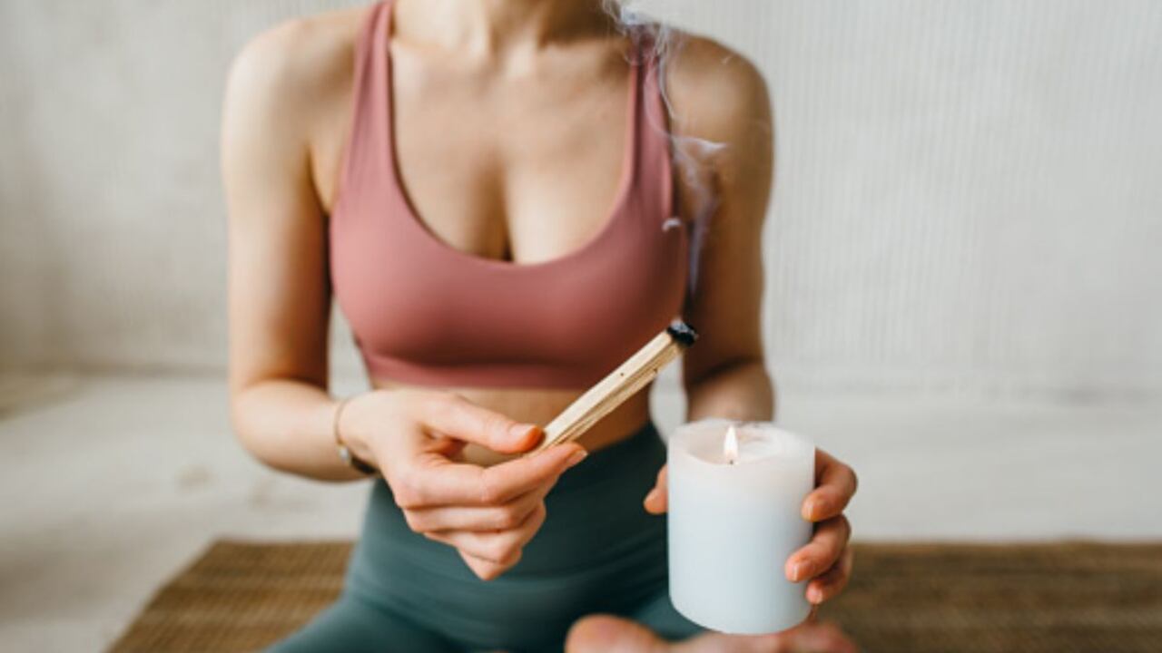 Desde la antigüedad, se han utilizado diferentes métodos para ahuyentar las malas energías de personas.