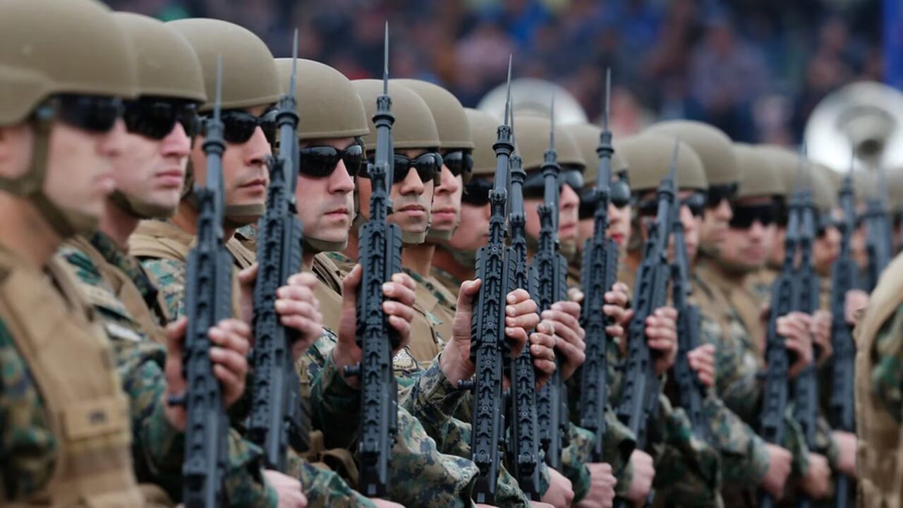 Los soldados le rinden homenaje a los uniformados fallecidos en aquella batalla.