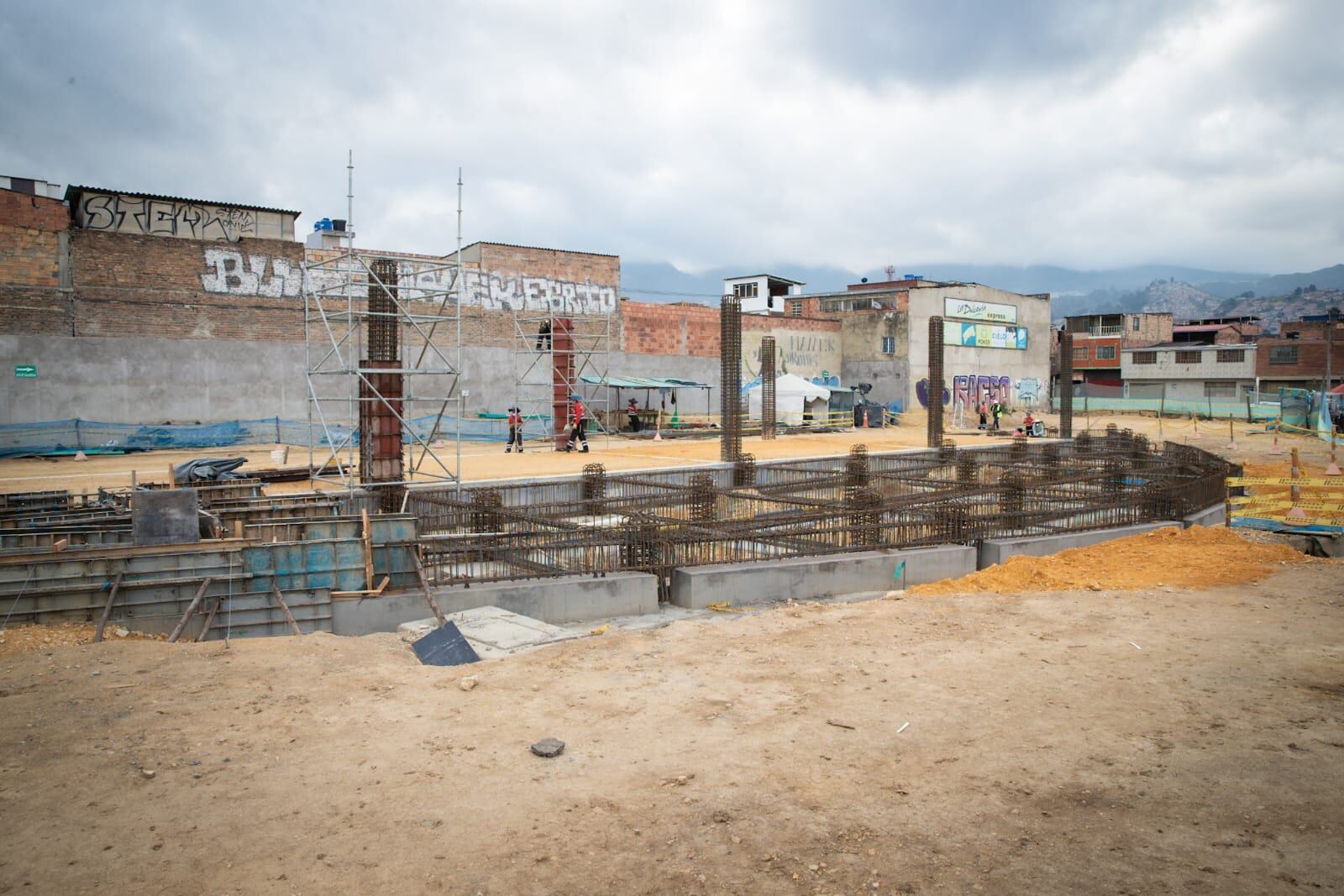 Obras del cerramiento en la cárcel La Picota para continuar con la extensión de la troncal Caracas hasta Usme.