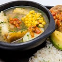 Con una gallina tierna como protagonista y una selección cuidadosa de vegetales frescos, el Sancocho de Gallina se erige como un símbolo de la cocina casera y reconfortante de Colombia.