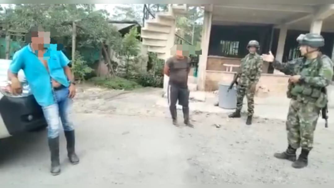 Momento en el que el oficial a cargo notifica a los civiles que iban a ser capturados.