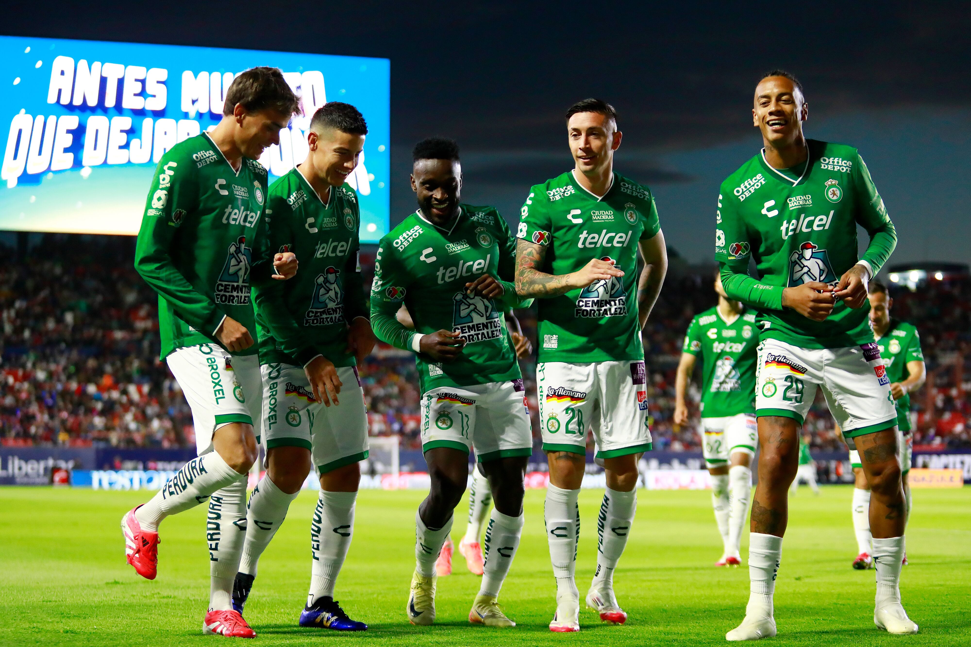 SAN LUIS POTOSI, MEXICO - FEBRUARY 16: Edgar Guerra (C) of Leon celebrates after scoring the team's first goal with his teammates Nicolas Fonseca (L), James Rodriguez, Rodrigo Echeverria, and Jhonder Cadiz (R) during the 7th round match between Atletico San Luis and Leon as part of the Torneo Clausura 2025 Liga MX at Estadio Alfonso Lastras on February 16, 2025 in San Luis Potosi, Mexico. (Photo by Leopoldo Smith/Getty Images)