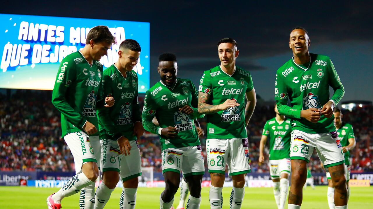 Nicolás Fonseca celebrando un gol de León junto a James Rodríguez, Steven Mendoza, Rodrigo Echeverría y Jhonder Cádiz.