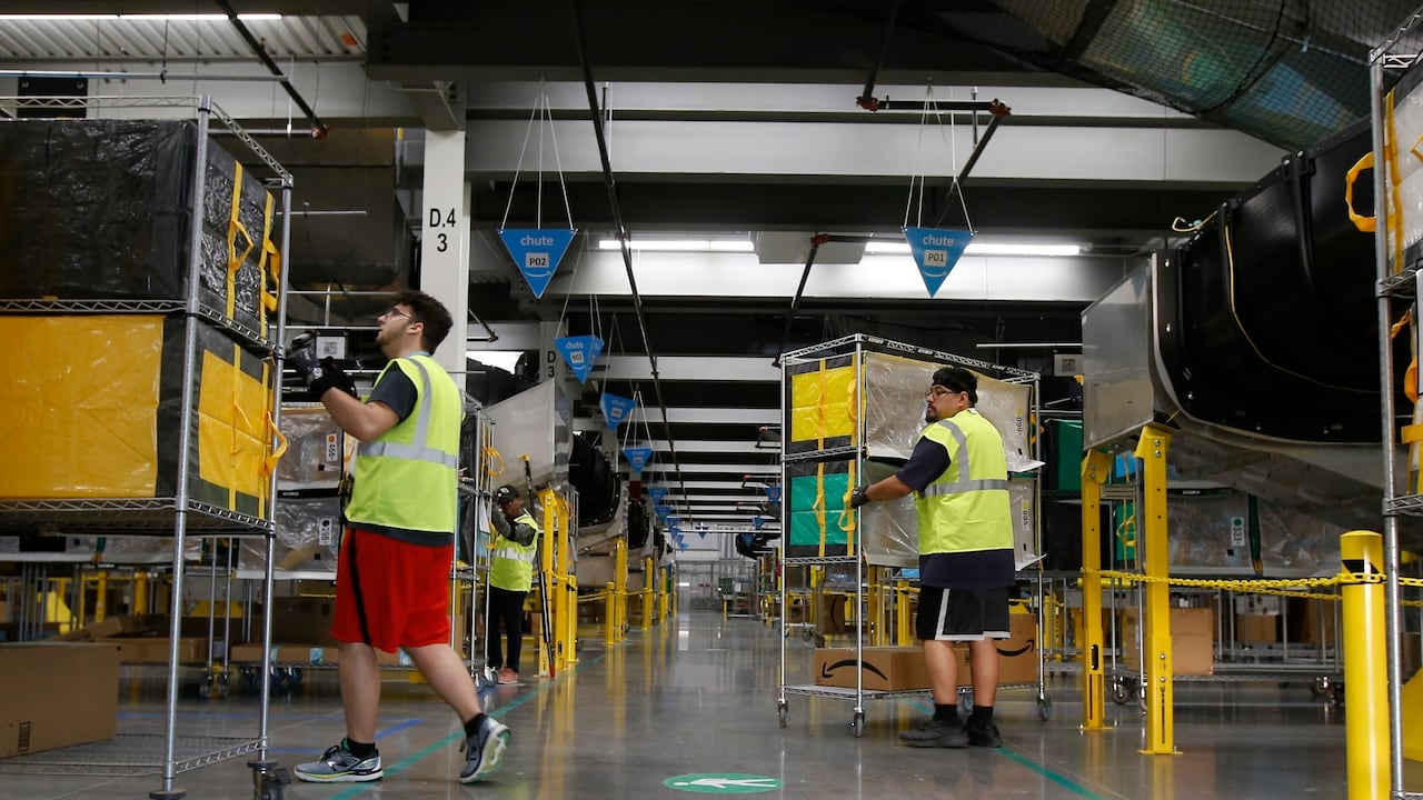 Empleados de Amazon en las instalaciones de la empresa en Goodyear, Arizona. (AP Foto/Ross D. Franklin, File)