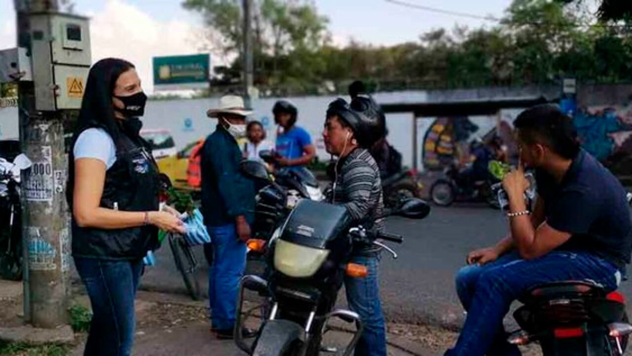 La Secretaría de Salud afirmó que con el objetivo de mitigar el aumento de casos de contagio por cornavirus y la derivación de pacientes hacia las unidades de cuidados intensivos, se están llevando una serie de jornadas de sensibilización en los barrios de la capital.