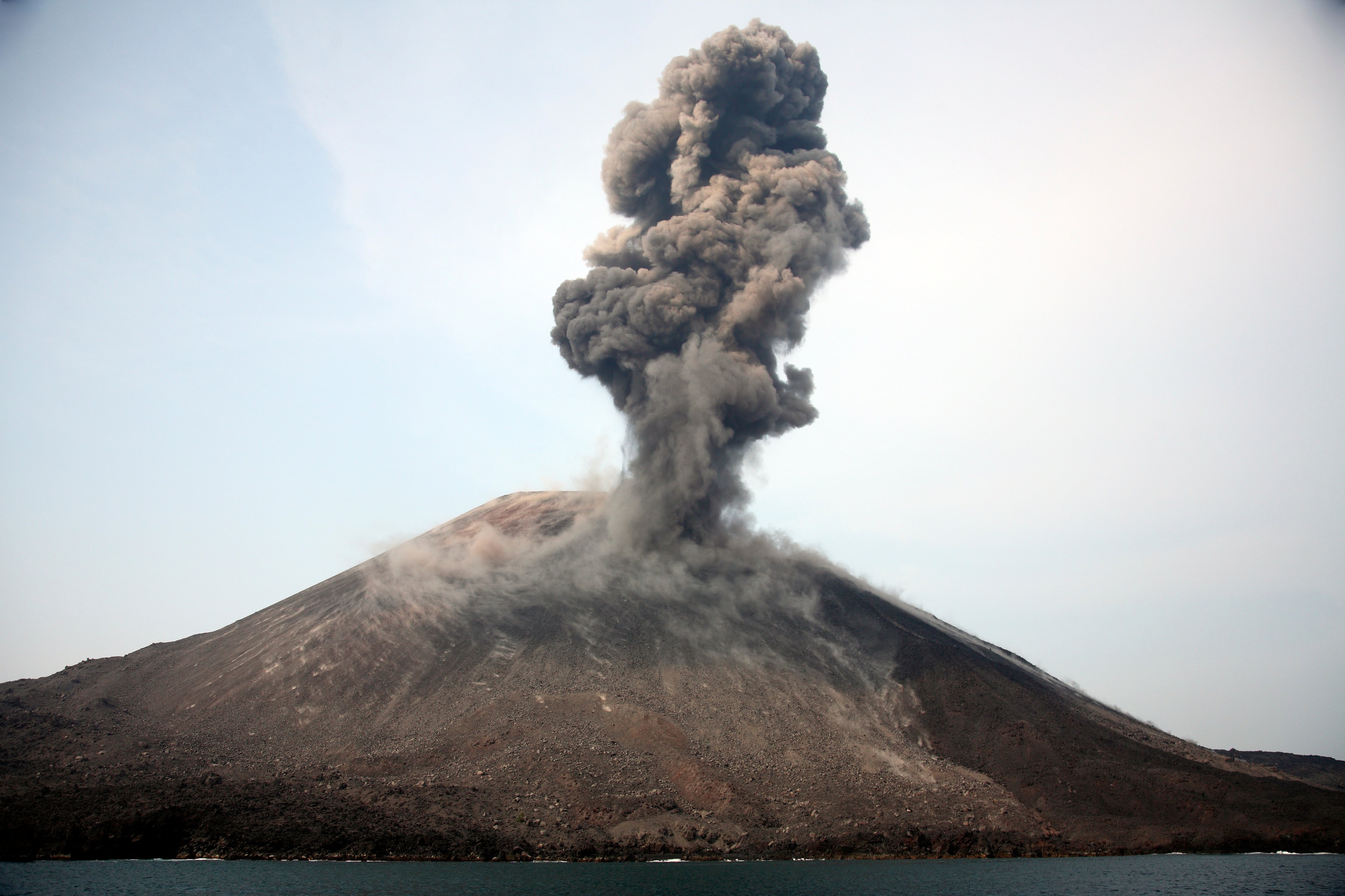 Expulsó lava y generó estruendos que se escucharon hasta a 700 kilómetros.