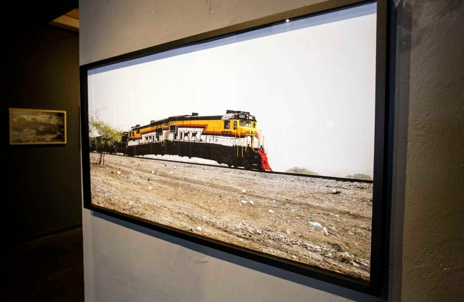 ‘3700 caballos de fuerza, mujer Wayúu interceptando locomotora de carga mineral GE B36-7 en La Guajira, Colombia’. Este registro hipotético representa “la fortaleza de la mujer Wayúu”. Para Rueda, de las obras del artista esta es la más irónica y gráfica.